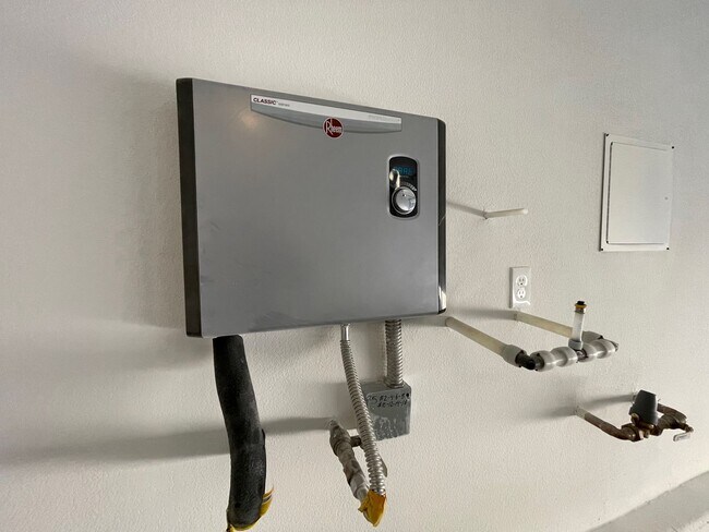 Building Photo - 3 BED 2.5 BATH 2 CAR GARAGE TOWNHOME FOR RENT IN CADENCE MASTER PLANNED COMMUNITY