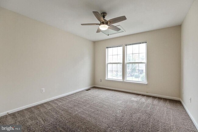 Building Photo - 19 Blue Spruce Cir