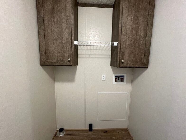 Building Photo - 38055 Leverette Ave