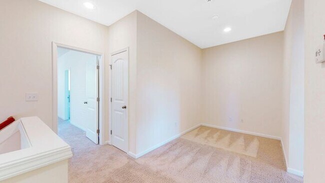 Building Photo - Inviting End Townhome with Loft, Granite Kitchen & 2-Car Garage , Near RTP, RDU, I-40 & I-540