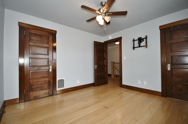 Building Photo - Charming 2-Bedroom Townhouse for Rent in C...