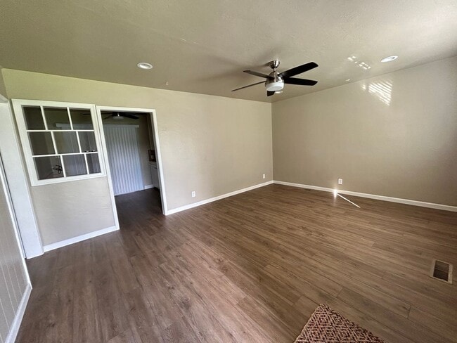 Building Photo - Charming & Pet Friendly 2 Bed/1 w/SOLAR & Yard Care Located on Spacious Lot near Schools & Shopping!