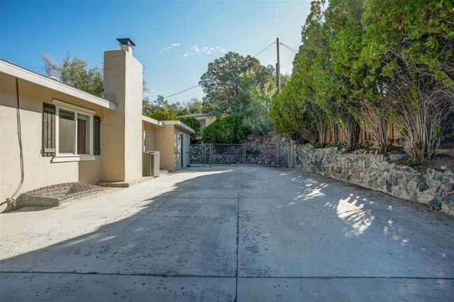 Building Photo - 237 S Hardin St