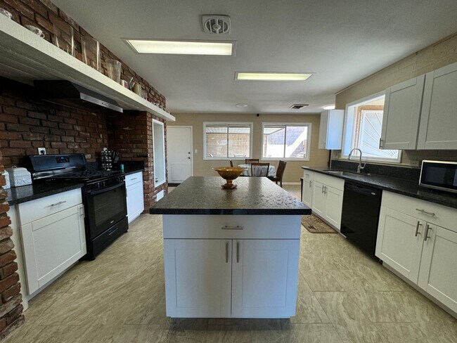 Building Photo - 3 Bedroom Furnished Home with UTILITIES INCLUDED with Courtyard Near the Colorado River 3-12 mont...