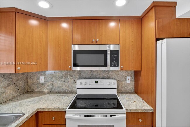 Building Photo - 500 NE 26th St