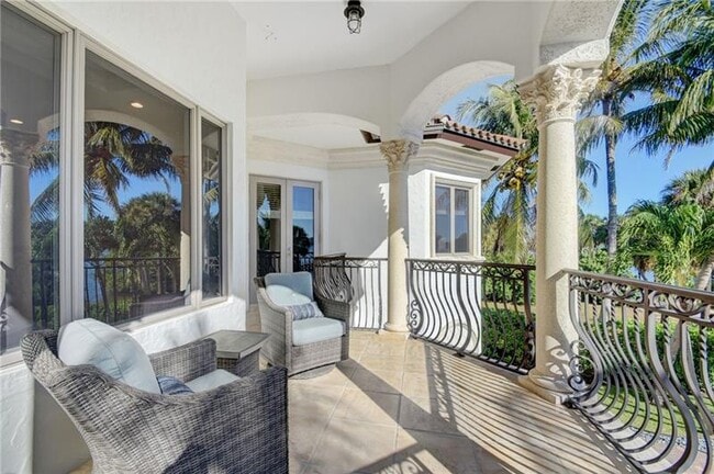 Building Photo - 1320 S Lakeside Dr