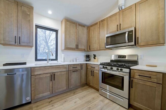 Building Photo - 925 E Otjen St
