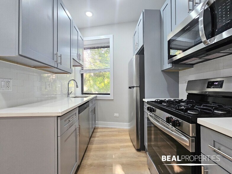 Building Photo - 428 W Belden Ave