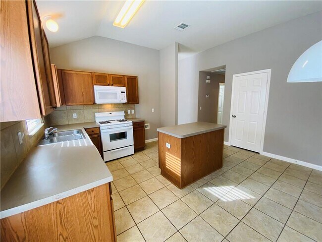 Building Photo - 561 Golden Creek Dr