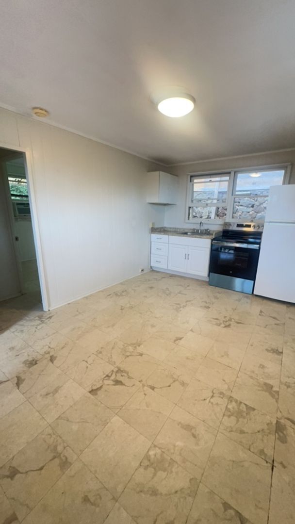 Building Photo - 1 Bedroom Cottage in Kaimuki, Full Kitchen...
