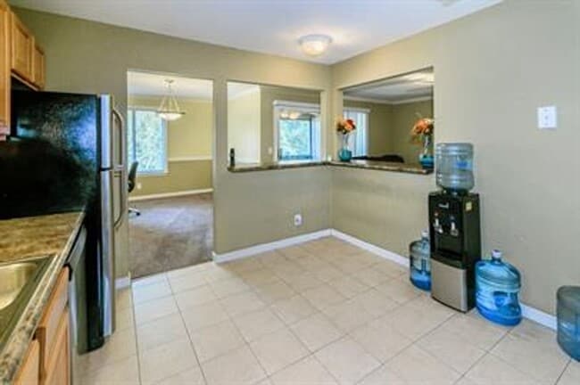 Building Photo - 2 Bed 1 Bath Duplex