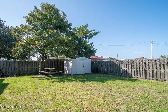 Building Photo - 907 Cedar St