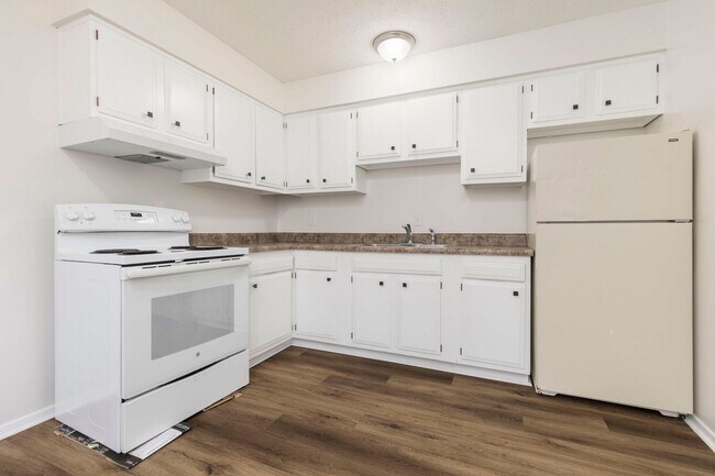 Building Photo - 9308 Aylesbury Dr