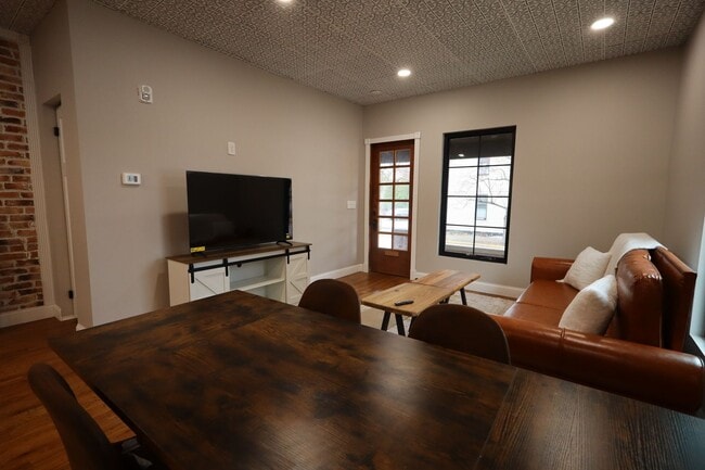 Building Photo - 400 N. 9th-4TH OFFSET