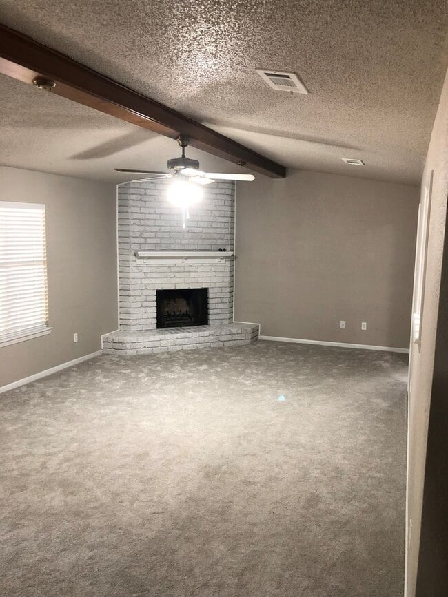 Building Photo - Hewitt Texas 3 Bedroom