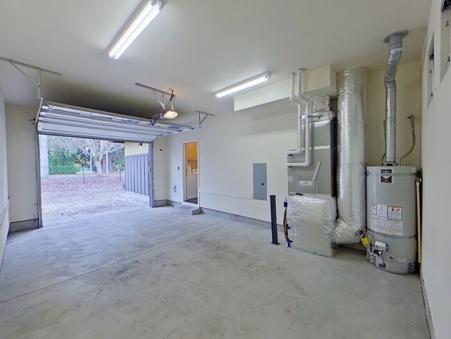 Building Photo - Newer Duplex Near Autzen Stadium - 3Bed/2Bath Home!