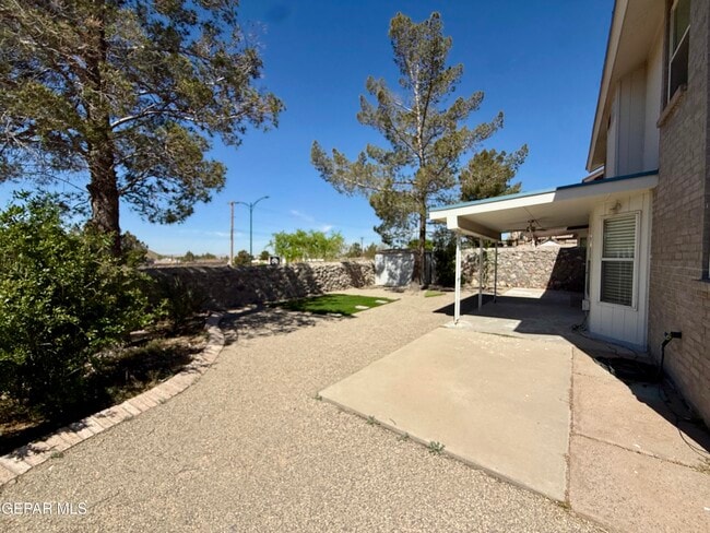 Building Photo - 1301 Tierra Roja St