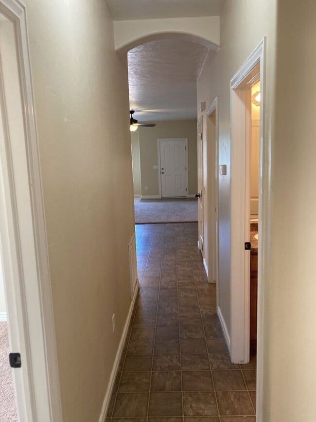 Building Photo - 3 Bed - 2 Bath, 1 Car Garage Single Level ...