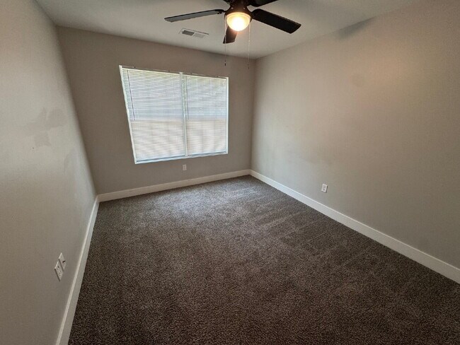 Building Photo - Gorgeous, 3-bedroom Upstairs apartment wit...