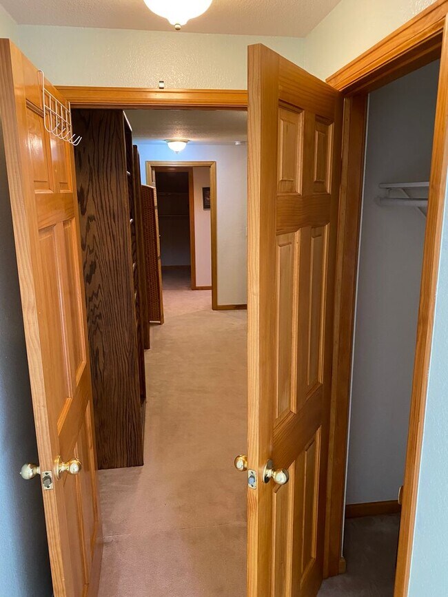 Building Photo - Spacious Garden-level Condo with Kitchenet...