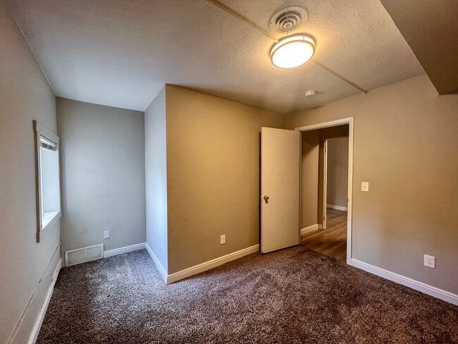 Building Photo - 905 1/2 16th St. - Bedroom 4