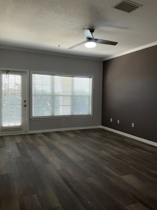 Building Photo - Gorgeous - Completely updated 2 bed 2 bath...