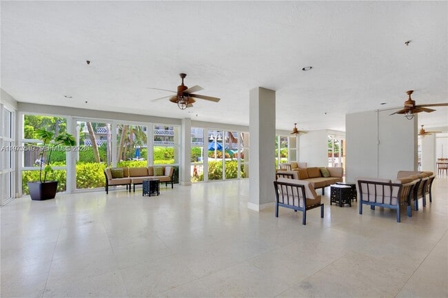 Building Photo - 1420 Brickell Bay Dr