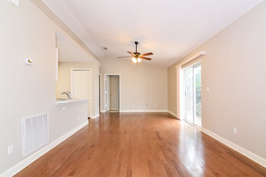 Building Photo - 4328 Venice Dr