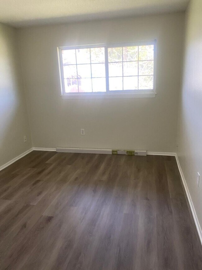 Building Photo - ? Beautiful and move-in ready condo!