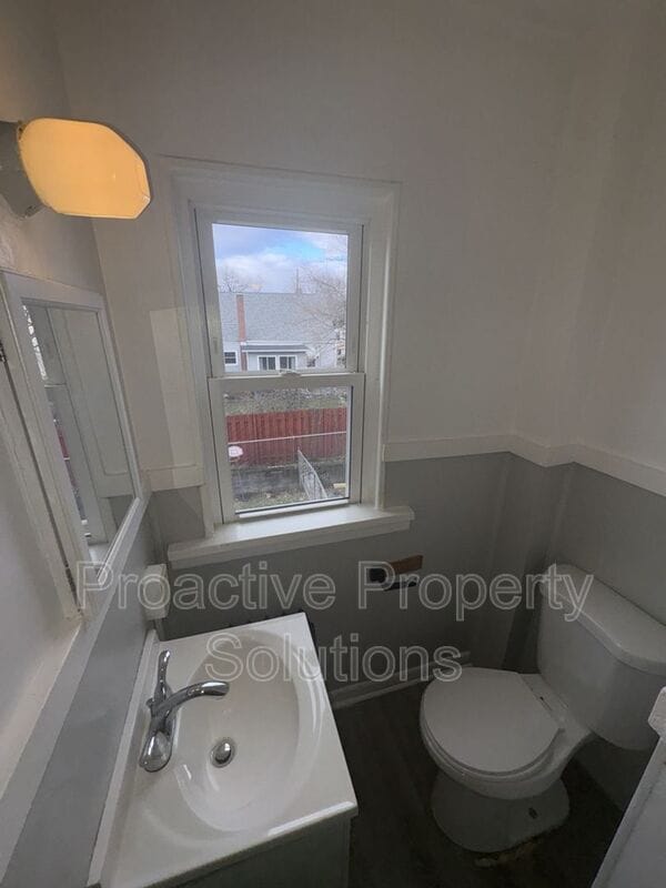 Building Photo - 27 Edison St