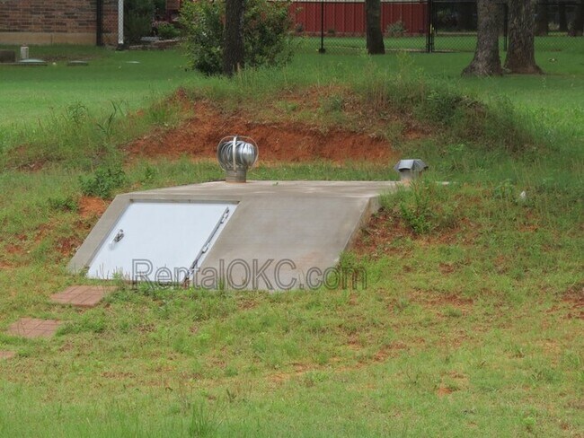 Building Photo - Large Lot, Big Space