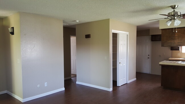 Building Photo - 2511 W. VICTOR CT 2 BEDROOM 1 BATHROOM  DU...