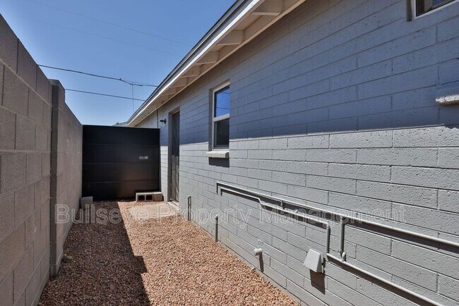 Building Photo - 825 E Alice Ave