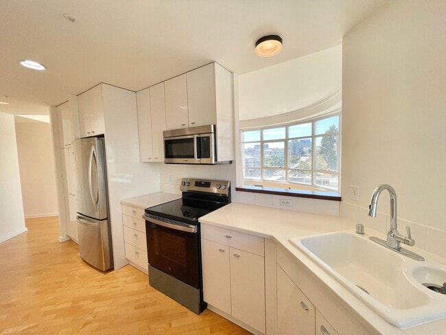 Building Photo - Panoramic City View 2Br/2BA Waterfront SF ...
