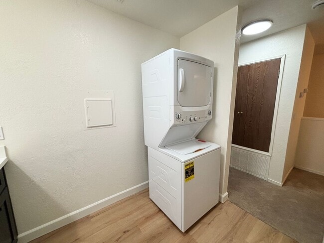 Building Photo - Remodeled Spacious 3BR/2BA Home in Prime Davis Location