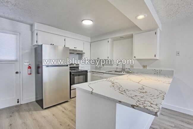 Building Photo - 2 Bed, 1 Bath Unit in Battle Ground in a 55+ Complex 2 blocks off Main Street