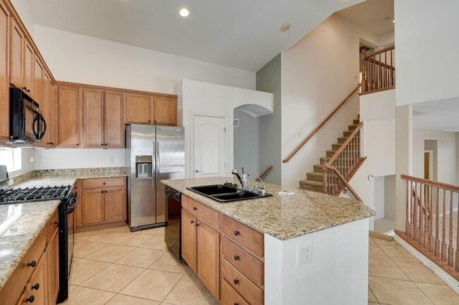 Building Photo - FANTASTIC 3 BEDROOM 2.5 BATH IN NORTH LAS ...