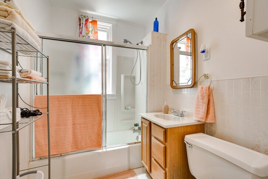 Building Photo - 1810 N Albany Ave