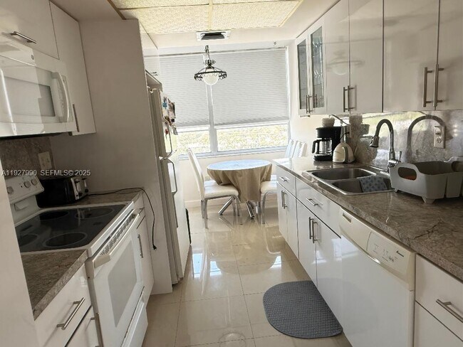 Building Photo - 18051 Biscayne Blvd