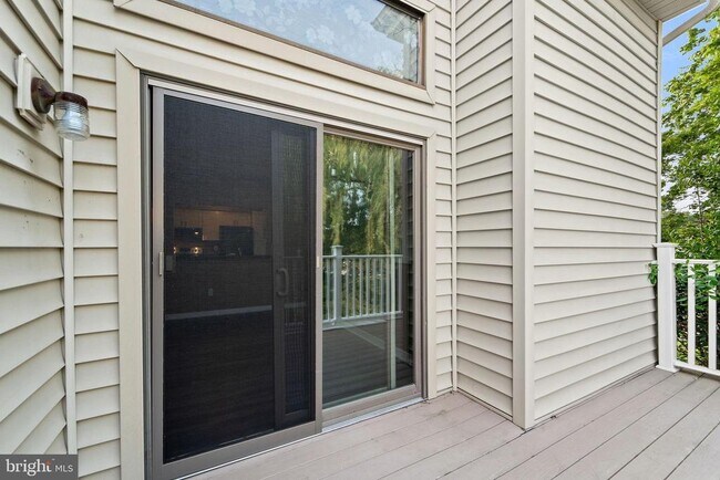 Building Photo - 1512 Roberts Way