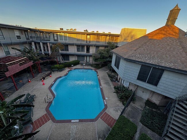 Building Photo - 2425 Ashdale Dr