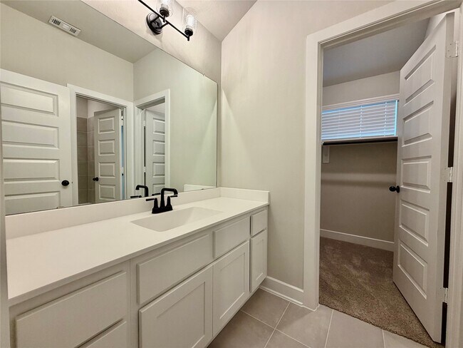 Building Photo - 1111 Luna Dr