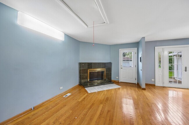 Building Photo - 670 Lakeview Ln