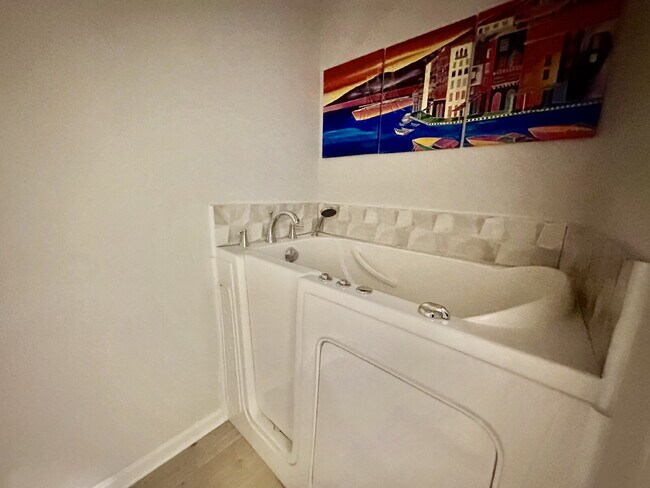Building Photo - Beautifully Updated Elegant two Bedroom Ho...