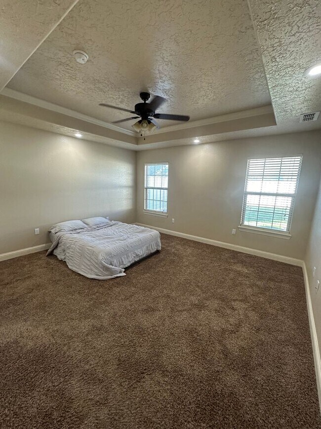 Building Photo - Stunning 4 Bed Home! 3 Car garage ! Mesa School District!