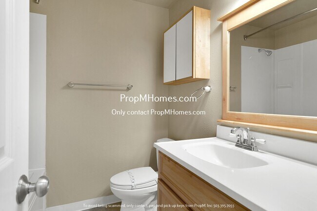 Building Photo - Charming 2-Bedroom Haven in the Heart of Sunset - A Blend of Serenity and Convenience!