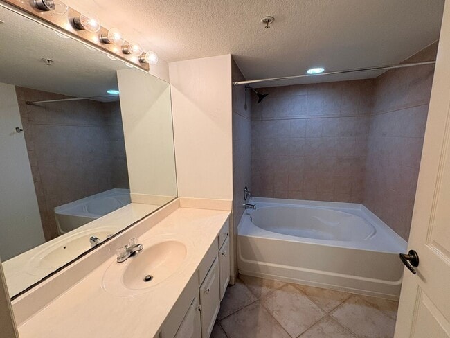 Building Photo - 2/2 Condo for Rent in Fort Myers