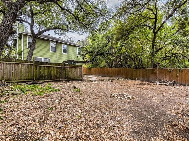 Building Photo - Charming 2 Bedroom, 1.5 Bathroom Home with...