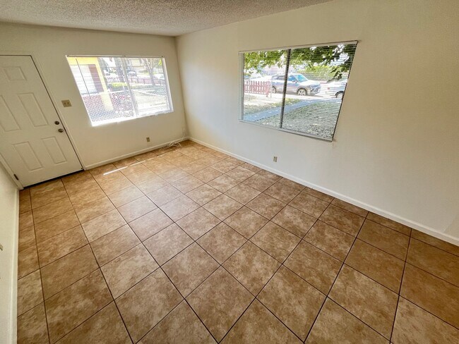 Building Photo - 408 N M St