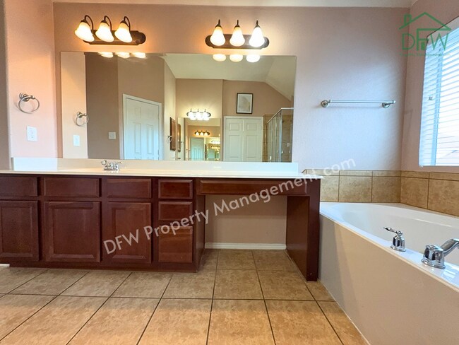 Building Photo - Elegant and Spacious 5-Bedroom Home for Lease in Fort Worth